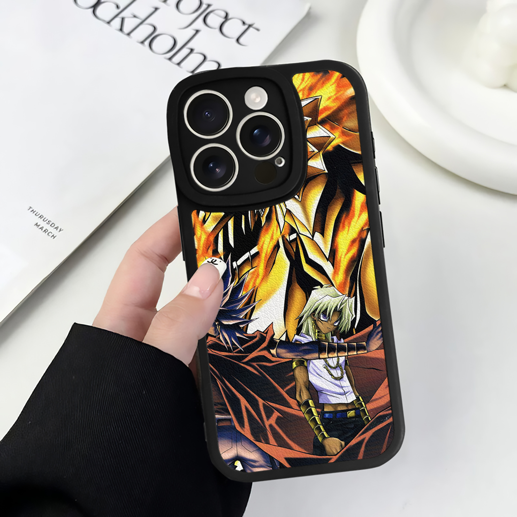 （画像用） 遊☆戯☆王 Yu-Gi-Oh! 【iPhone 16シリーズ対応】シリコンスマホケース（レザー調） 材質：シリコン